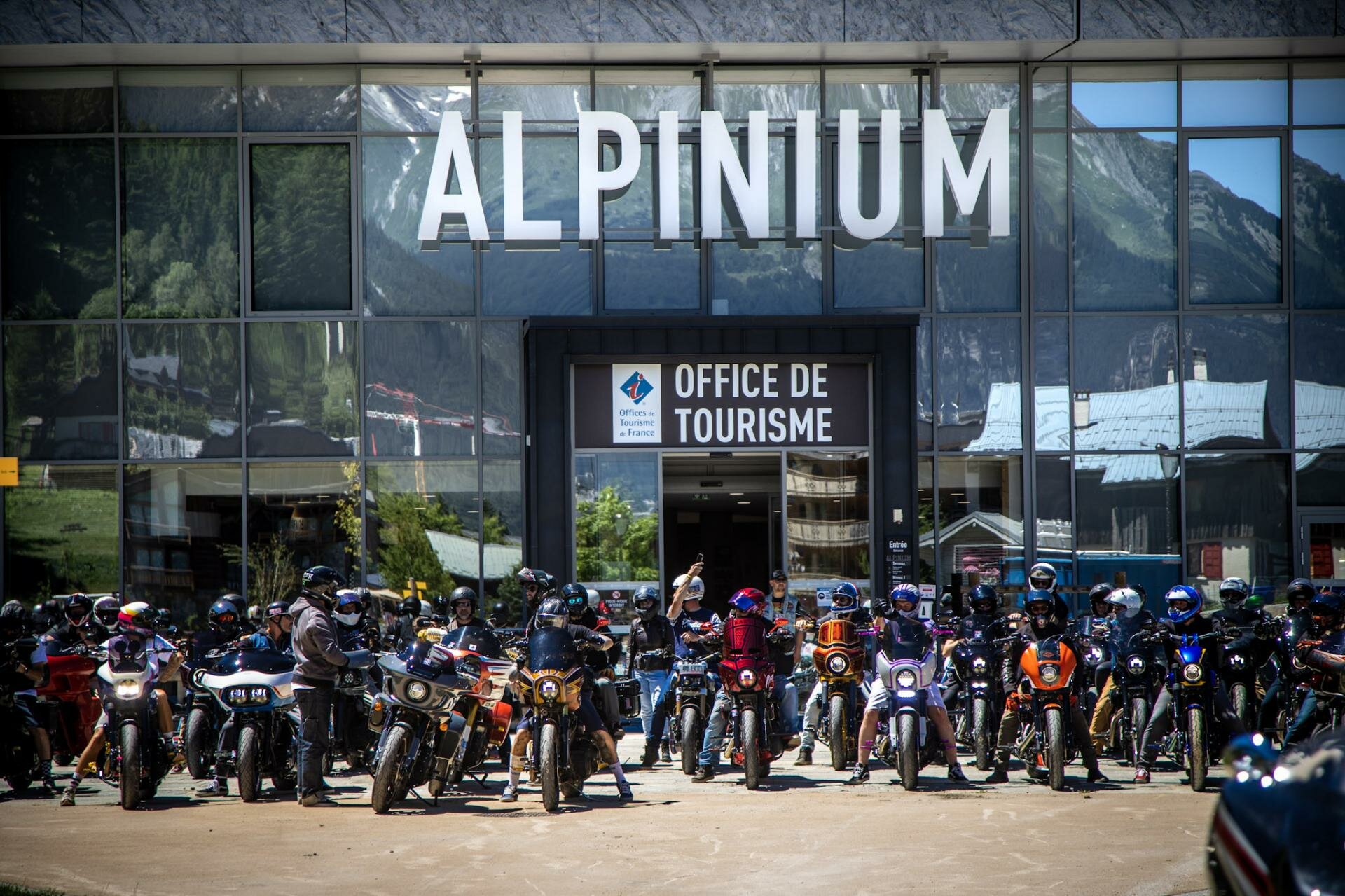 Motos alignées devant l'Alpinium, office de tourisme de Courchevel