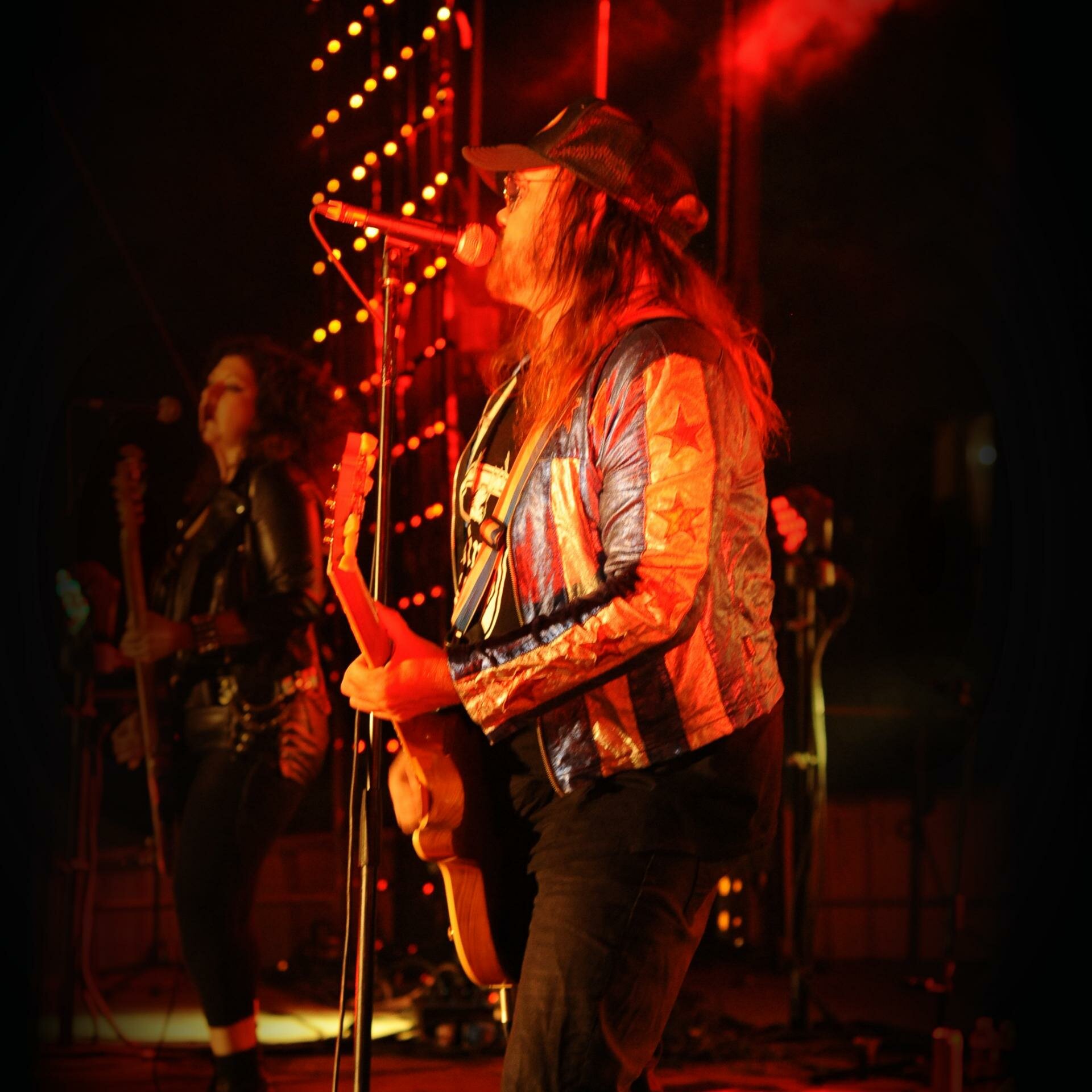 Concert rock sur scène à Punta, lumière rouge